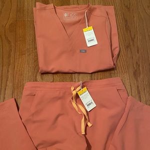 FIGS medium scrub set in coral